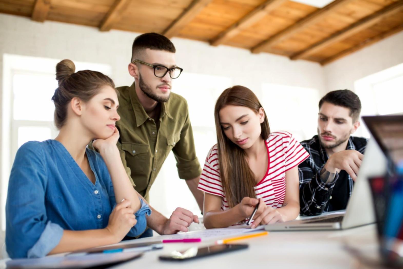 Análisis detallado de documentos financieros empresariales